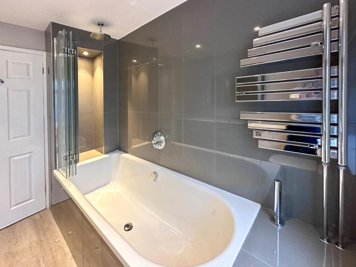 Blunsdon Lodge - Spacious Bungalow, High Speed Wi-Fi, Free Private Parking, Garden Swindon Zewnętrze zdjęcie